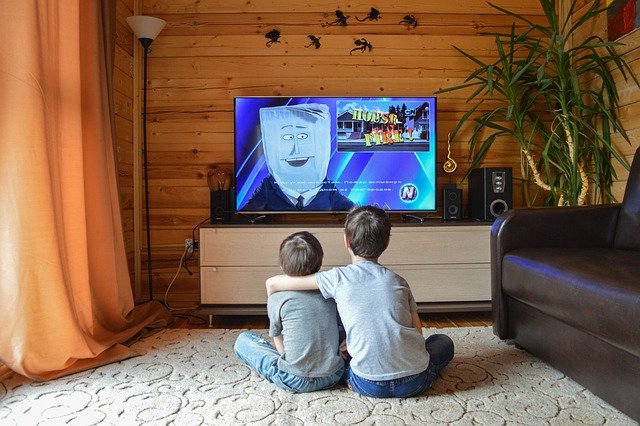 テレビを見ている子供